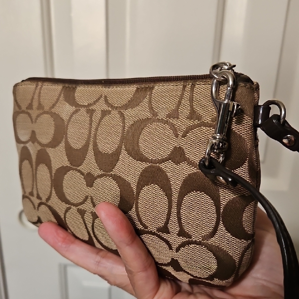 Coach  EUC Turn Lock Signature Wristlet with Bundle Accessories - Picture 3 of 9
